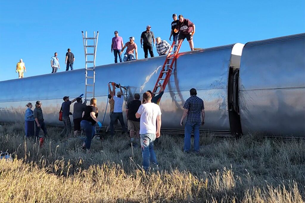 Personas ayudan al rescate tras descarrilar un tren en Montana