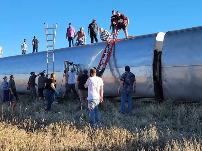 Personas ayudan al rescate tras descarrilar un tren en Montana