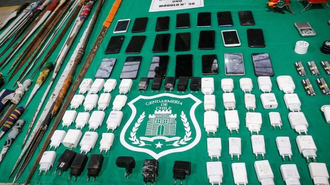 Teléfonos celulares requisados en el operativo. / Agencia Uno.