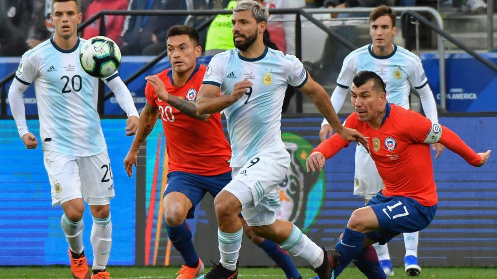 Charles Aránguiz y Gary Medel se hicieron chequeos médicos a dos días del duelo con Argentina