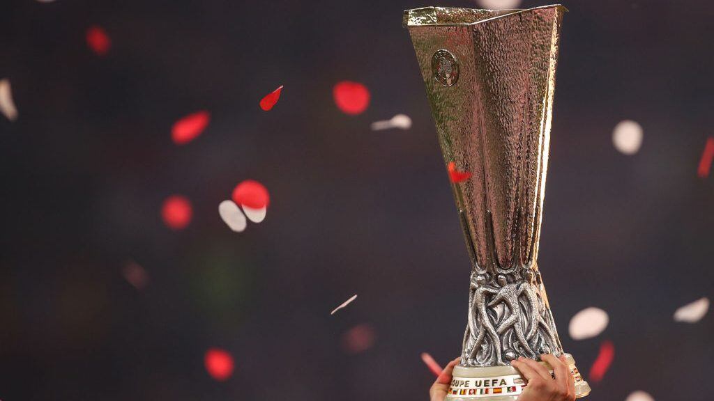 LYON, FRANCE - MAY 16: Players of Atletico Madrid lift the UEFA Europa League trophy during the UEFA Europa League Final between Olympique de Marseille and Club Atletico de Madrid at Stade de Lyon on May 16, 2018 in Lyon, France. (Photo by Robbie Jay Barratt - AMA/Getty Images)