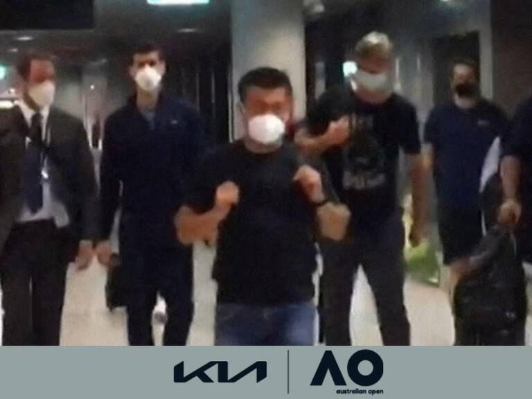 No aprende: viralizan foto de Djokovic sin mascarilla en el avión de regreso a Serbia