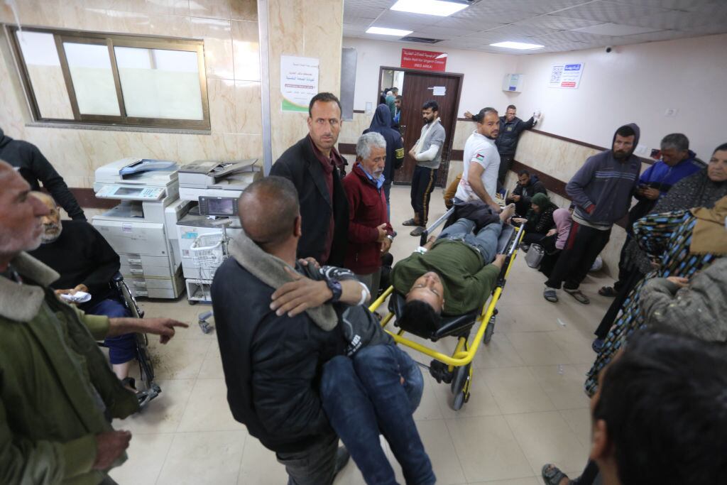Palestinos de diferentes edades son atendidos en un hospital de la Franja de Gaza, luego de uno de los ataques militares de Israel.
