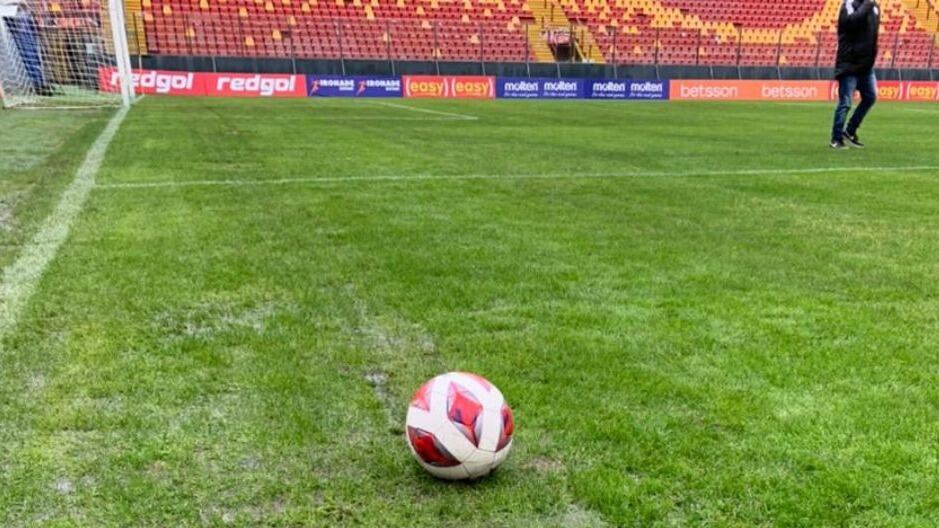 Canchero del Santa Laura renuncia en la previa del Clásico Universitario: "No siguen los consejos, la cancha no está en condiciones"