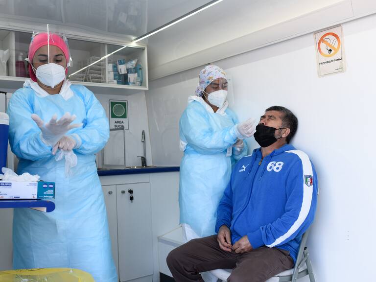05 de febrero del 2022/VIÑA DEL MAR Larga fila de personas en busca de un test gratuito del TTA Movil de Seremi, esto a raíz del nuevo récord de contagios en la región de Valparaíso.
FOTO: OSCAR GUERRA/AGENCIAUNO