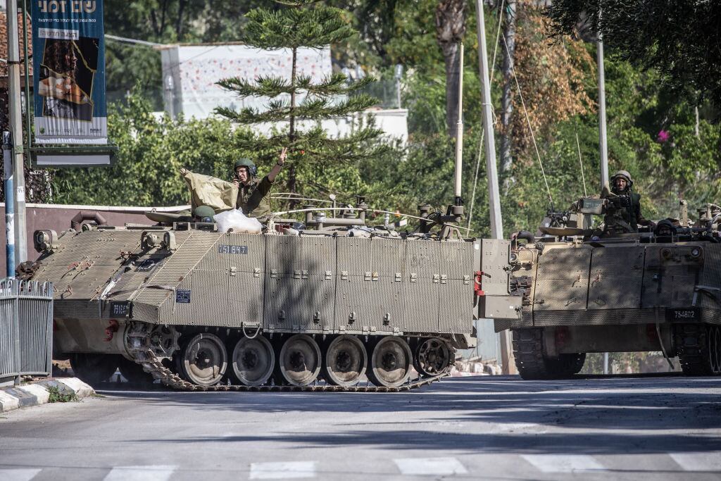 Blindados de Israel avanzan por las calles hacia la Franja de Gaza