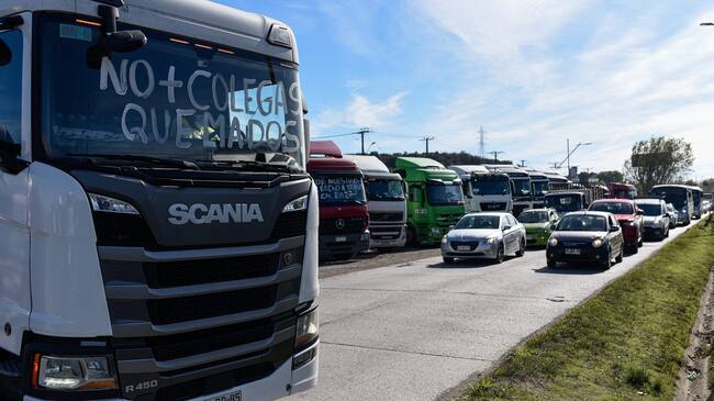 04 de Mayo del 2022 / CONCEPCIÓNCamioneros se toman autopista que conecta Talcahuano y Concepción en el marco de la manifestación por exigencias de seguridad ante los atentados, comuna de Talcahuano Región del Biobío.
FOTO: OSCAR GUERRA / AGENCIAUNO