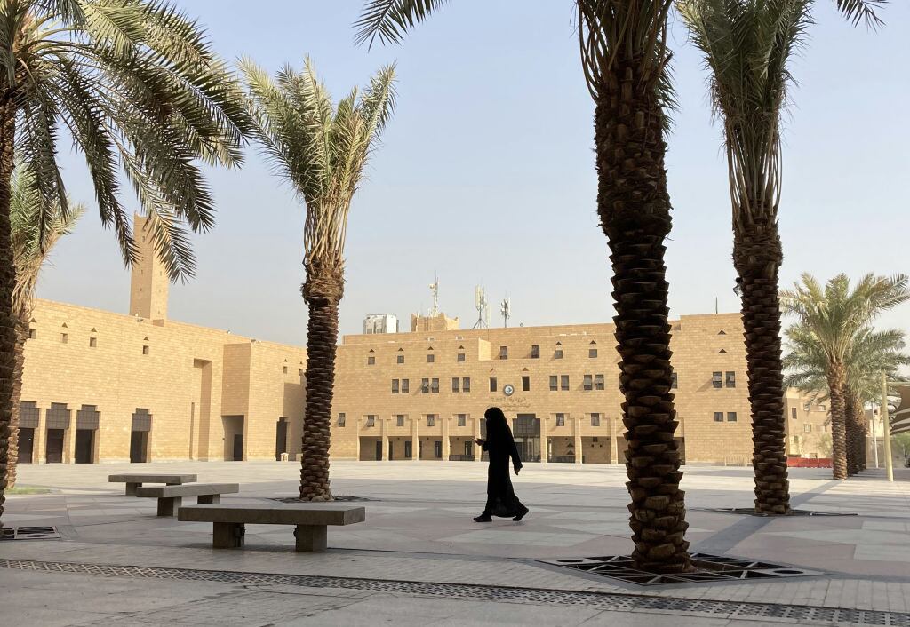 Mujer camina por la plaza Al-Safat donde se realizan las ejecuciones en Arabia Saudita