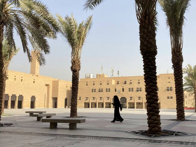 Mujer camina por la plaza Al-Safat donde se realizan las ejecuciones en Arabia Saudita