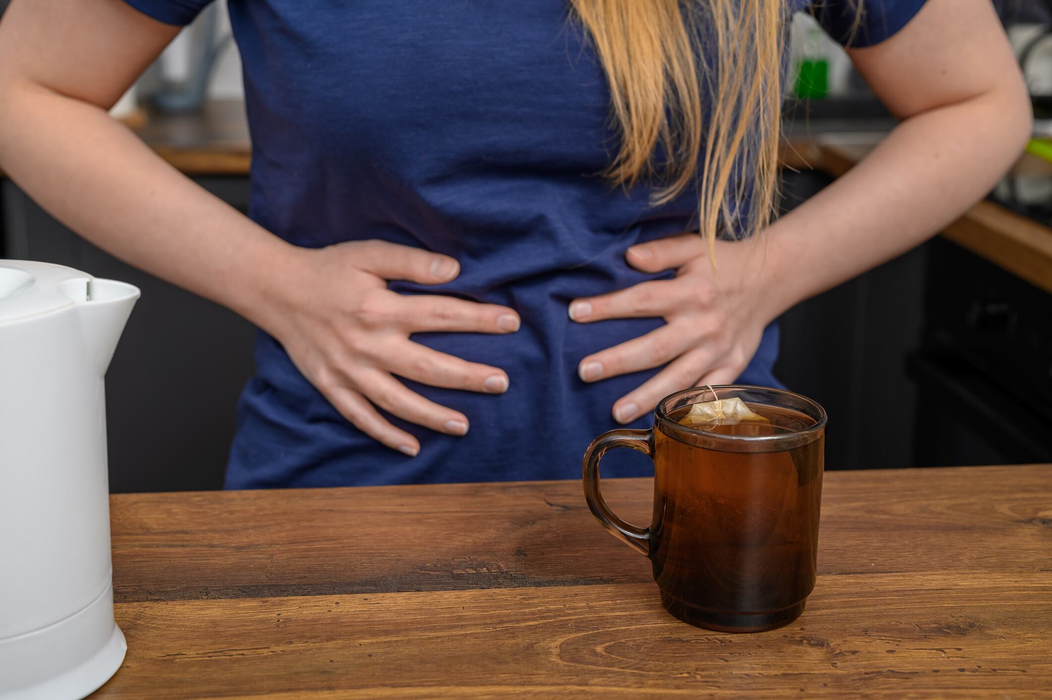 Toma esta bebida todos los días para bajar la hinchazón y mejorar tu salud intestinal (y aprende a prepararla en casa)