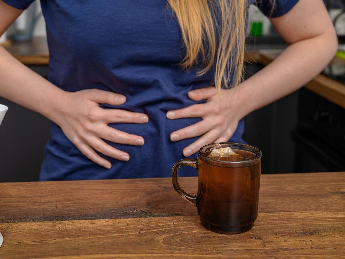 Toma esta bebida todos los días para bajar la hinchazón y mejorar tu salud intestinal (y aprende a prepararla en casa)