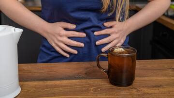 Toma esta bebida todos los días para bajar la hinchazón y mejorar tu salud intestinal (y aprende a prepararla en casa)