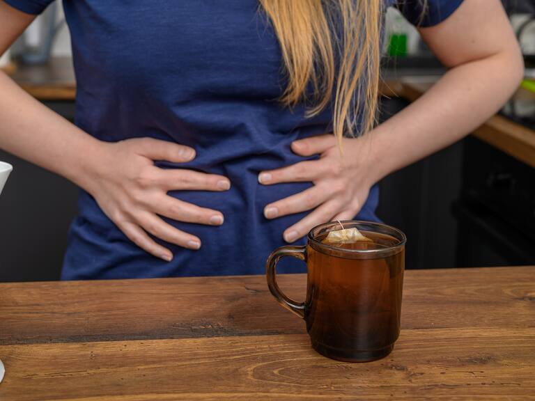 Toma esta bebida todos los días para bajar la hinchazón y mejorar tu salud intestinal (y aprende a prepararla en casa)