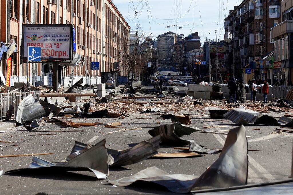 Escombros en la calles de Kiev tras los ataques de las fueras rusas
