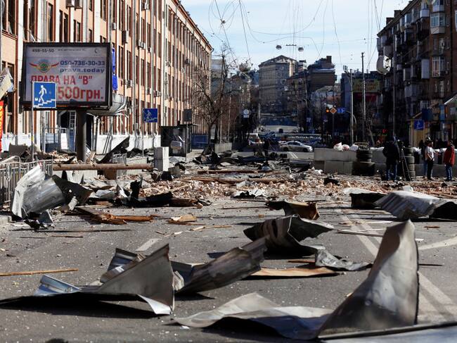 Escombros en la calles de Kiev tras los ataques de las fueras rusas