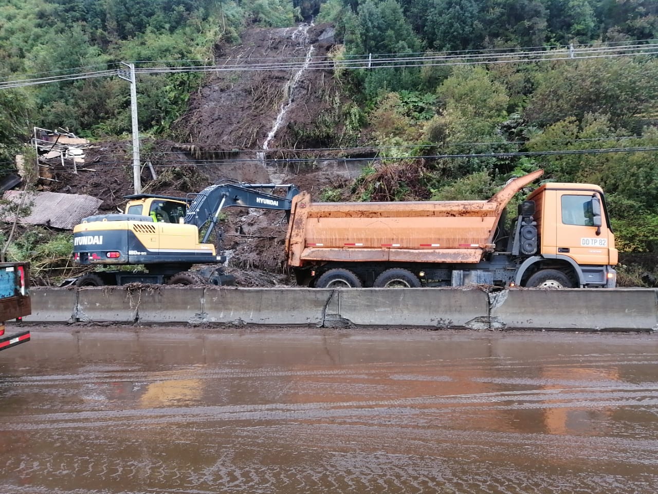 Desalojo a familias por peligro de derrumbe en Puerto Montt. / Néstor Manquián.