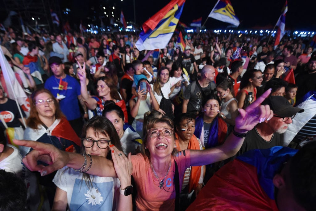 Los seguidores del Frente Amplio de Uruguay festejan en la ciudad de Montevideo el triunfo en la segunda vuelta del presidente electo Yamandú Orsi