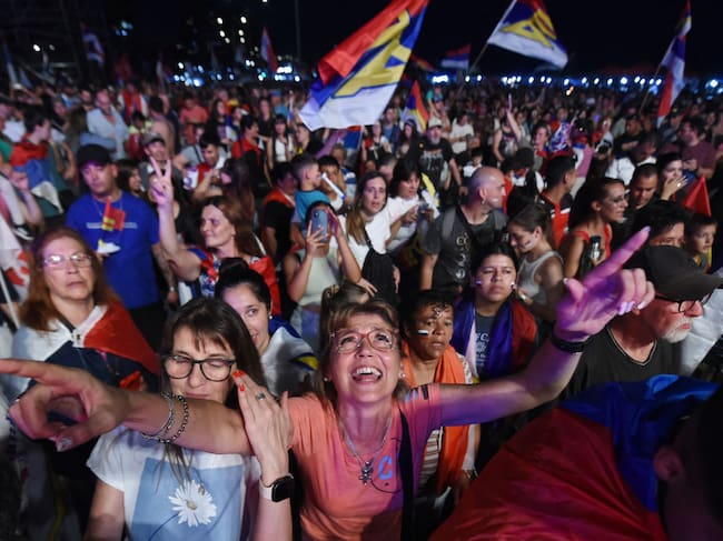 Los seguidores del Frente Amplio de Uruguay festejan en la ciudad de Montevideo el triunfo en la segunda vuelta del presidente electo Yamandú Orsi