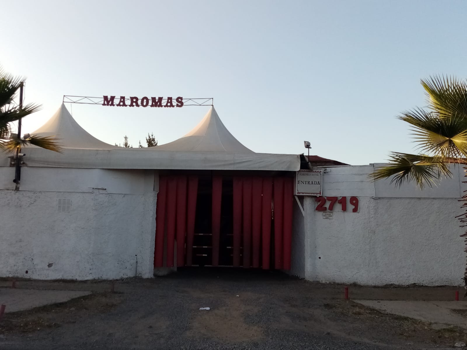 El motel afectado por el impacto del camión recolector. / ADN.cl