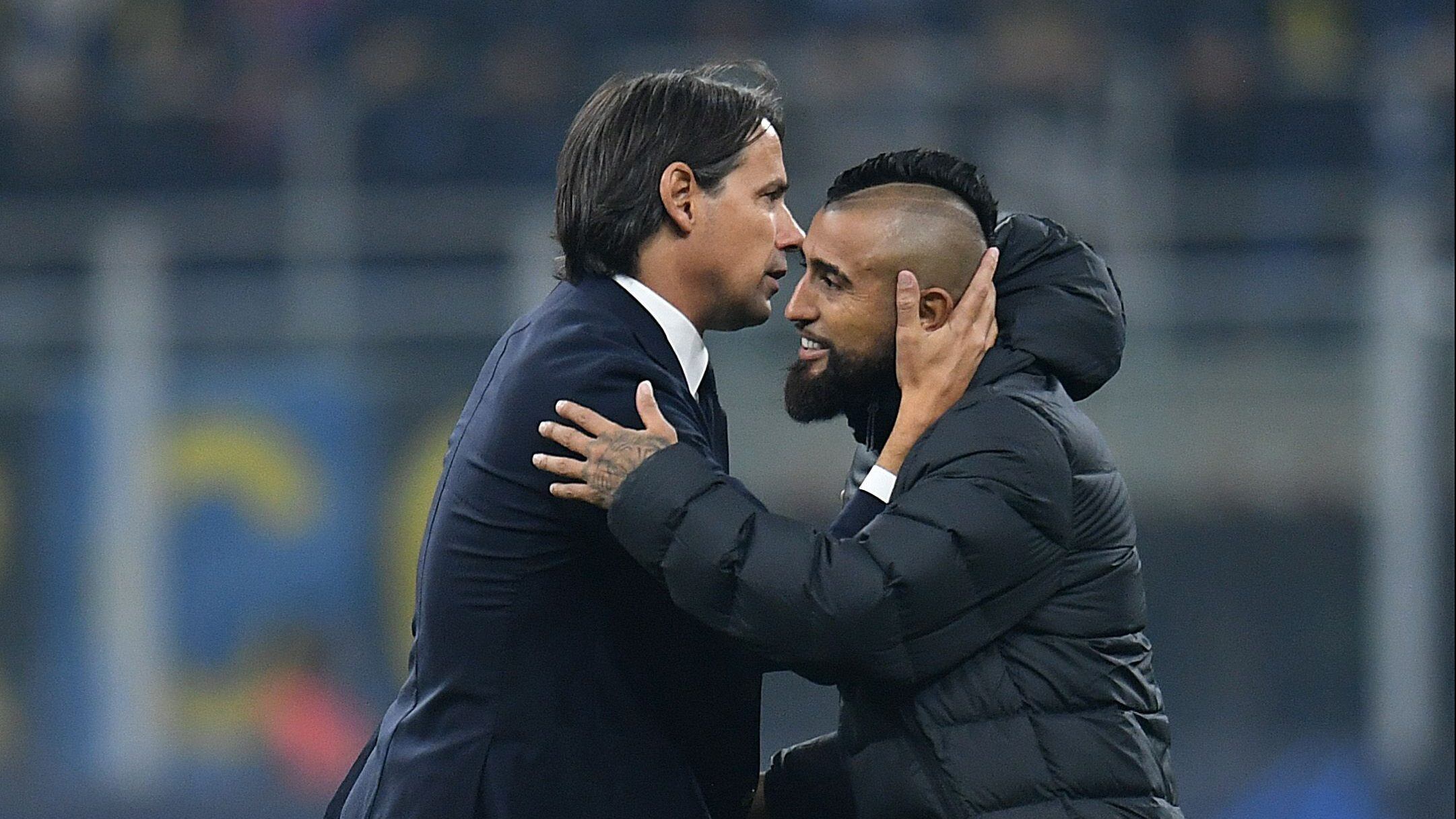 MILAN, ITALY - OCTOBER 19: Simone Inzaghi head coach of FC Internazionale embraces Arturo Vidal of FC Internazionale during the UEFA Champions League group D match between FC Internazionale and FC Sheriff at Giuseppe Meazza Stadium on October 19, 2021 in Milan, Italy. (Photo by Alessandro Sabattini/Getty Images)