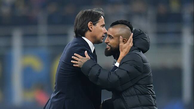 MILAN, ITALY - OCTOBER 19: Simone Inzaghi head coach of FC Internazionale embraces Arturo Vidal of FC Internazionale during the UEFA Champions League group D match between FC Internazionale and FC Sheriff at Giuseppe Meazza Stadium on October 19, 2021 in Milan, Italy. (Photo by Alessandro Sabattini/Getty Images)