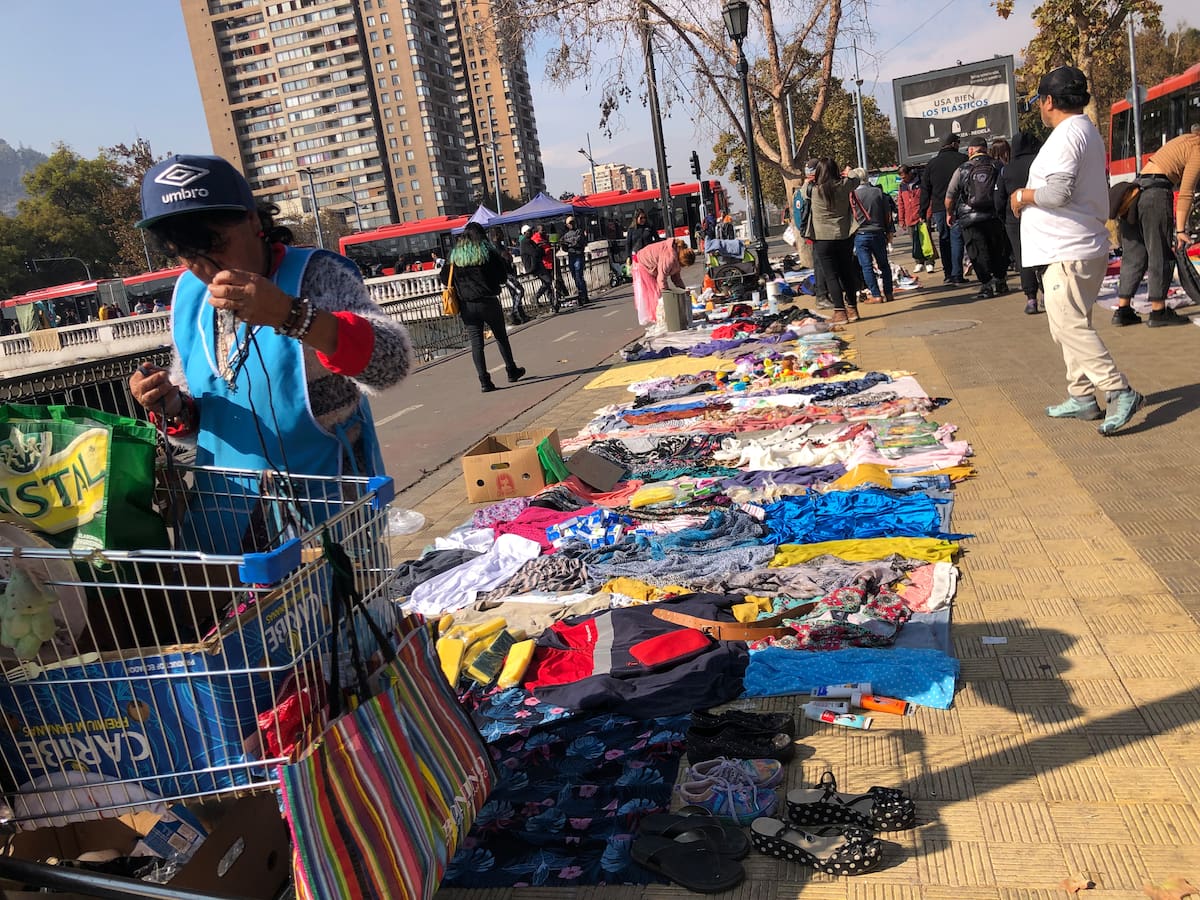 Multas por comprar a ambulantes: la idea que busca sancionar a quienes adquieran productos en el comercio ilegal en Chile