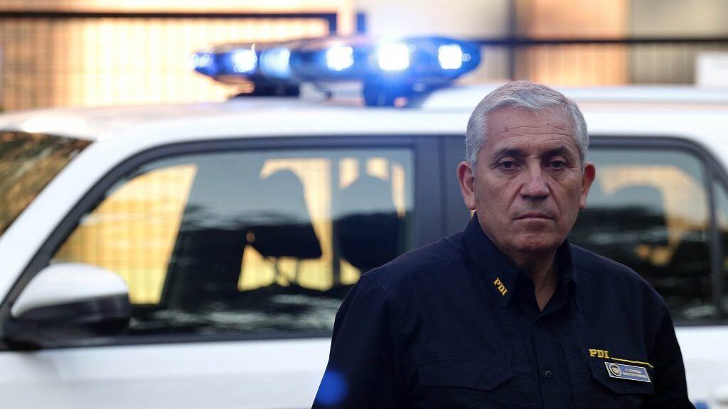 23 de Enero de 2020/SANTIAGOEl Director de la PDI, Hector Espinosa observa tras informar en el cuartel Borgoño de la PDI sobre la detención de dos individuos acusados de causar daños y robo en la estación El Sol de la linea 5 del metro en octubre pasado
FOTO: FRANCISCO CASTILLO/AGENCIAUNO