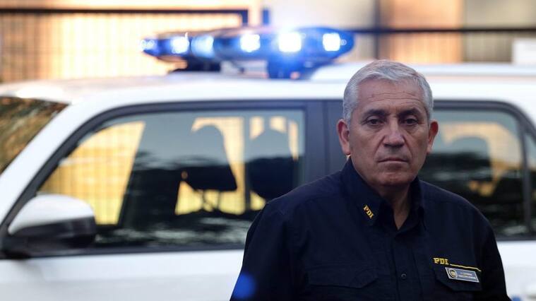 23 de Enero de 2020/SANTIAGOEl Director de la PDI, Hector Espinosa observa tras informar en el cuartel Borgoño de la PDI sobre la detención de dos individuos acusados de causar daños y robo en la estación El Sol de la linea 5 del metro en octubre pasado
FOTO: FRANCISCO CASTILLO/AGENCIAUNO