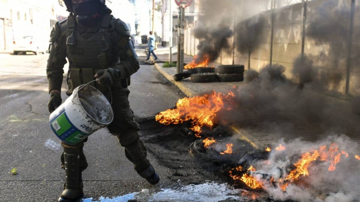 Trabajadores portuarios levantan barricada y se enfrentan con Carabineros en Valparaíso