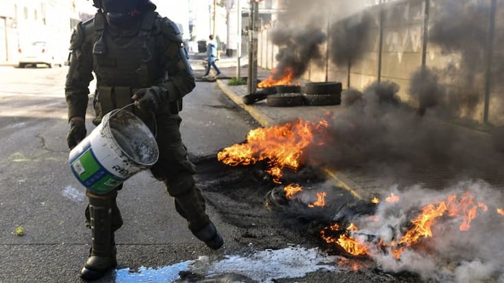 Trabajadores portuarios levantan barricada y se enfrentan con Carabineros en Valparaíso