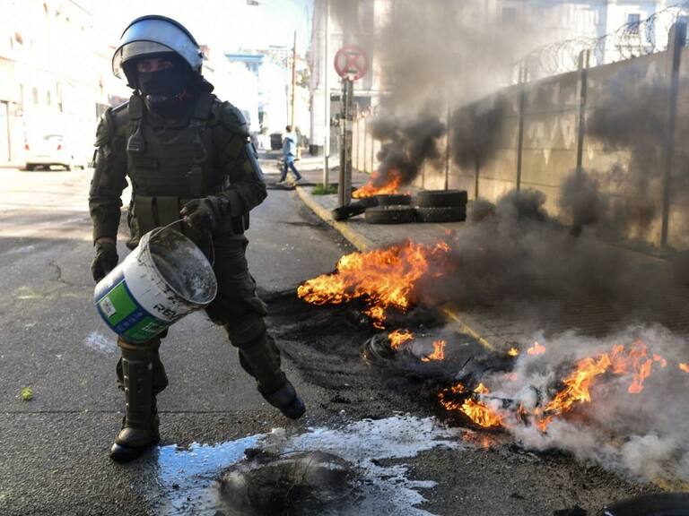 Trabajadores portuarios levantan barricada y se enfrentan con Carabineros en Valparaíso