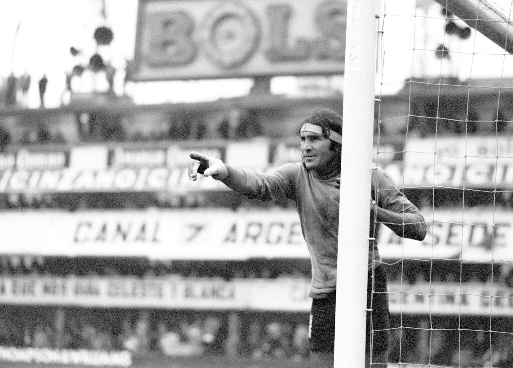 El arquero Hugo Gatti en un partido entre Argentina y Alemania de 1977