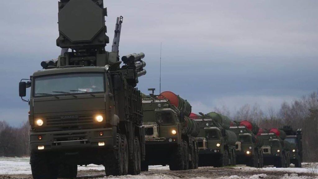 UNKNOWN LOCATION, BELARUS - FEBRUARY 09: (----EDITORIAL USE ONLY â MANDATORY CREDIT - "BELARUS DEFENSE MINISTRY / HANDOUT" - NO MARKETING NO ADVERTISING CAMPAIGNS - DISTRIBUTED AS A SERVICE TO CLIENTS----) S-400 and Pantsir-S air defence systems arrive to participate in the Russian-Belarusian military will start a joint exercise amid tension between Ukraine and Russia at an Unknown location in Belarus on February 9, 2022. According to the Belarusian Ministry of Defense, the joint military exercise "Allied Resolve 2022" will take place from February 10-20. The military units of the Russian Armed Forces from the Eastern Military District and some military units of the Belarusian Armed Forces will in the exercise. (Photo by Belarus Defense Ministruy/Anadolu Agency via Getty Images)