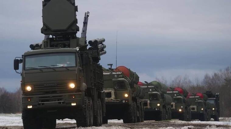 UNKNOWN LOCATION, BELARUS - FEBRUARY 09: (----EDITORIAL USE ONLY â MANDATORY CREDIT - "BELARUS DEFENSE MINISTRY / HANDOUT" - NO MARKETING NO ADVERTISING CAMPAIGNS - DISTRIBUTED AS A SERVICE TO CLIENTS----) S-400 and Pantsir-S air defence systems arrive to participate in the Russian-Belarusian military will start a joint exercise amid tension between Ukraine and Russia at an Unknown location in Belarus on February 9, 2022. According to the Belarusian Ministry of Defense, the joint military exercise "Allied Resolve 2022" will take place from February 10-20. The military units of the Russian Armed Forces from the Eastern Military District and some military units of the Belarusian Armed Forces will in the exercise. (Photo by Belarus Defense Ministruy/Anadolu Agency via Getty Images)