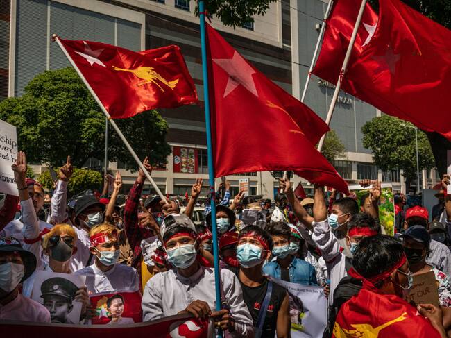 Los manifestantes rechazan el régimen dictatorial en Rangún