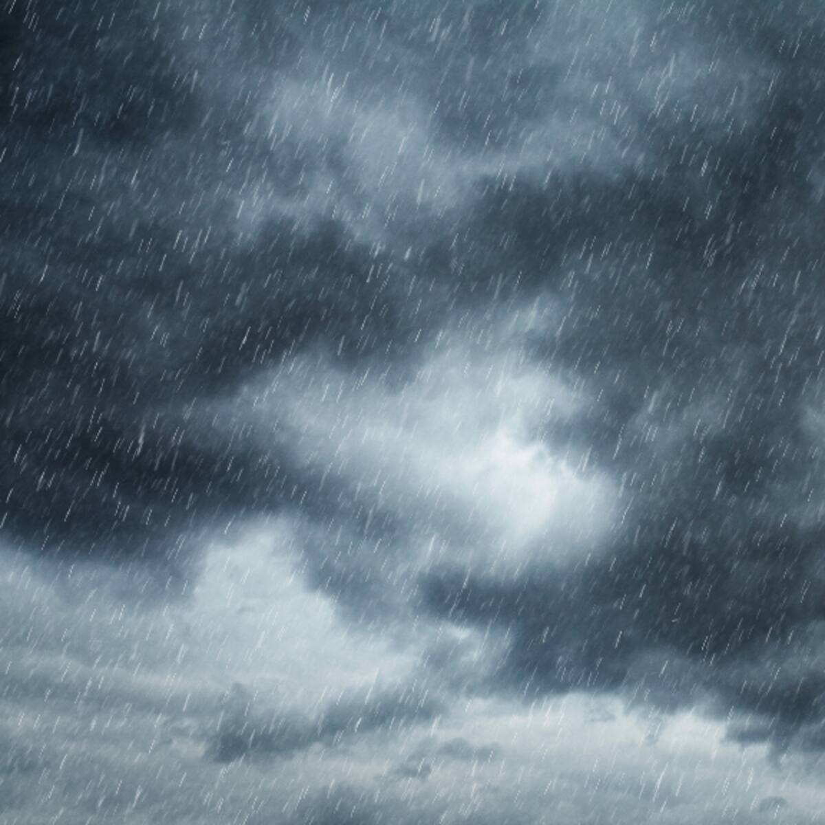 Lluvias, tormentas eléctricas y fuertes vientos: baja segregada afectará a dos regiones de Chile entre lunes y martes