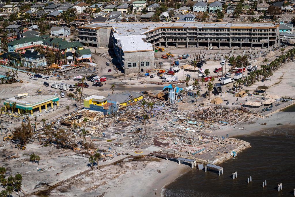 Vista de la destrucción que deja el huracán Ian en Fort Myers Beach en Florida
