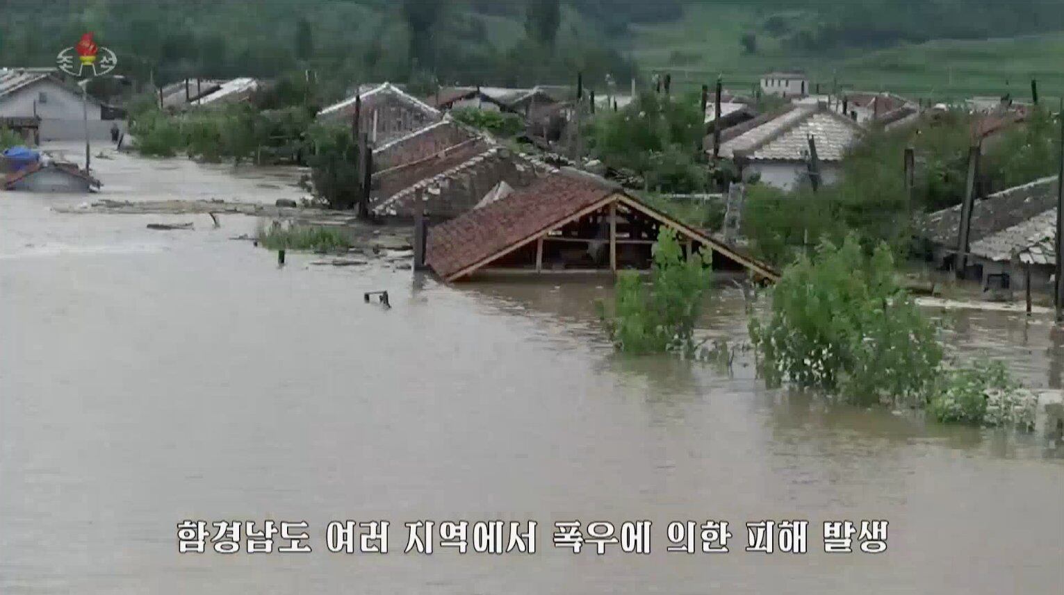 Casas bajo el agua por las inundaciones en Corea del Norte