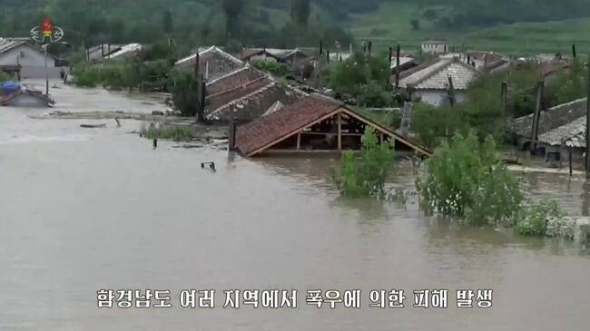 Casas bajo el agua por las inundaciones en Corea del Norte