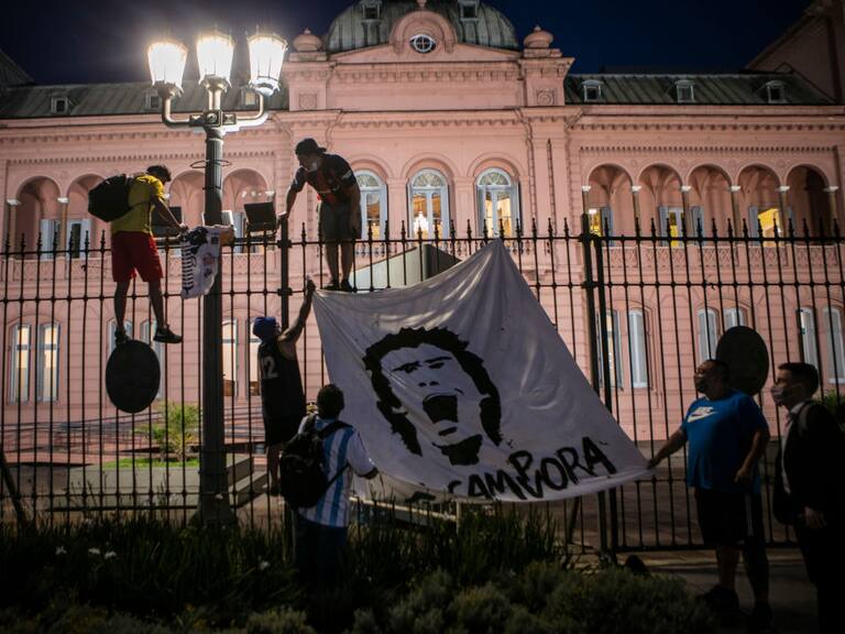 Los hinchas cuelgan una bandera de Maradona en la Casa Rosada