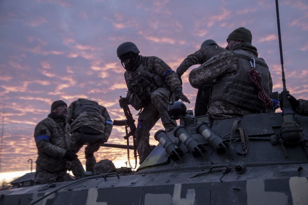Militares ucranianos descienden de un tanque en las cercanías de Kiev