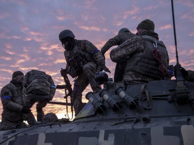 Militares ucranianos descienden de un tanque en las cercanías de Kiev