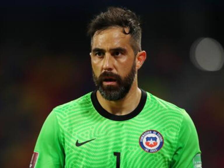 Claudio Bravo explotó luego que periodista asegurara que está empujando para que a la Roja vaya Castellón y no Cortés