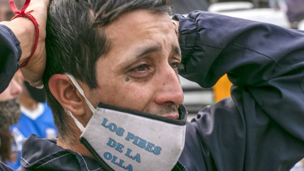 BUENOS AIRES, ARGENTINA - NOVEMBER 26: Fans of Diego Maradona mourn and wait in line in front of Casa Rosada building where the body of Diego Maradona brought for funeral ceremony, to say goodbye to him, in Buenos Aires, Argentina on November 26, 2020. The doors of Casa Rosada opened for visitors at 6 am. and remain till 4 pm. local time. (Photo by Muhammed Emin Canik/Anadolu Agency via Getty Images)