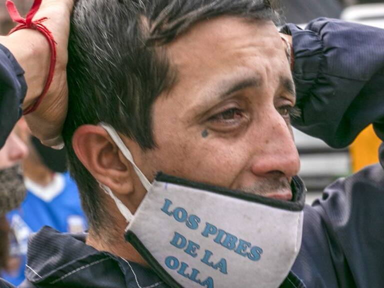 BUENOS AIRES, ARGENTINA - NOVEMBER 26: Fans of Diego Maradona mourn and wait in line in front of Casa Rosada building where the body of Diego Maradona brought for funeral ceremony, to say goodbye to him, in Buenos Aires, Argentina on November 26, 2020. The doors of Casa Rosada opened for visitors at 6 am. and remain till 4 pm. local time. (Photo by Muhammed Emin Canik/Anadolu Agency via Getty Images)