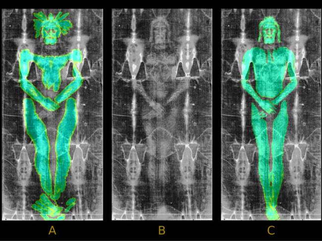 (A) El modelo 3D sobre la imagen del Santo Sudario de Turín, que muestra una desalineación anatómica. (B) Imagen negativa original del Santo Sudario. (C) El modelo en bajorrelieve, que demuestra una mayor compatibilidad. (Moraes, Arqueometría , 2025)
