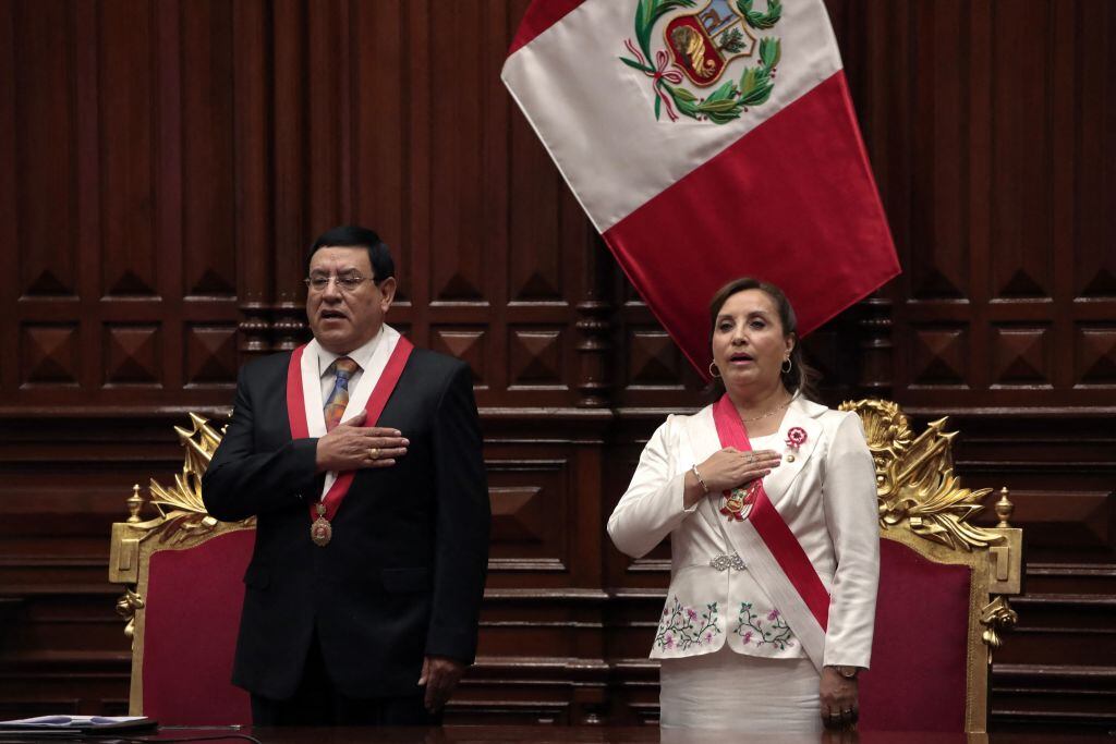 Alejandro Soto junto a la presidenta interina del Perú en la sede del congreso