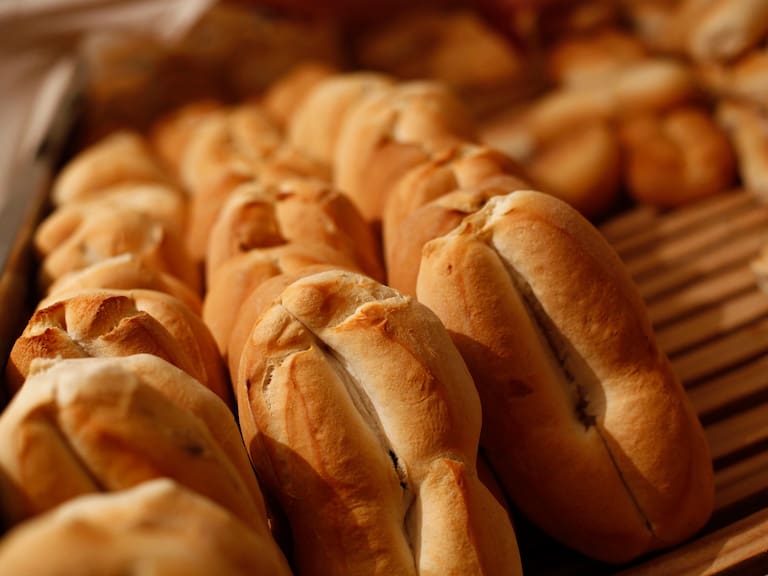 Estudio revela cuánto gastan las familias chilenas al mes en pan, pese al aumento de precio