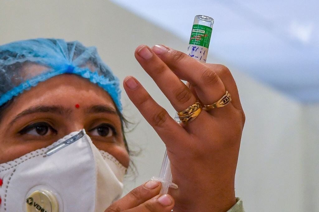 Enfermera prepara una dosis de la vacuna contra el Covid-19 en Nueva Delhi