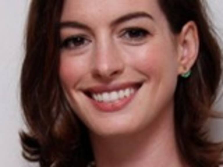 Anne Hathaway confirma embarazo y publica una foto suya en bikini